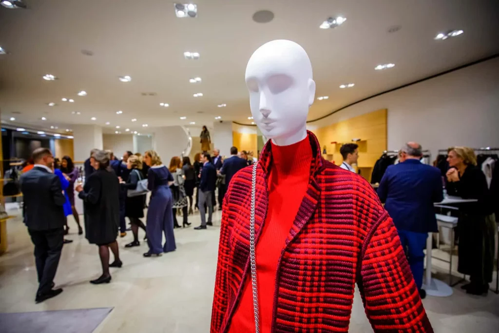 Schaufensterpuppe mit rotem Outfit auf Modeveranstaltung