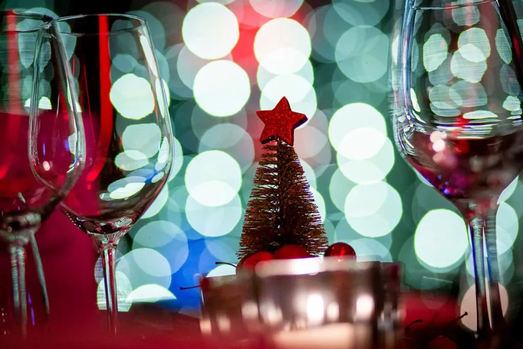 Weihnachtlich gedeckter Tisch mit Gläsern und kleinem Tannenbaum