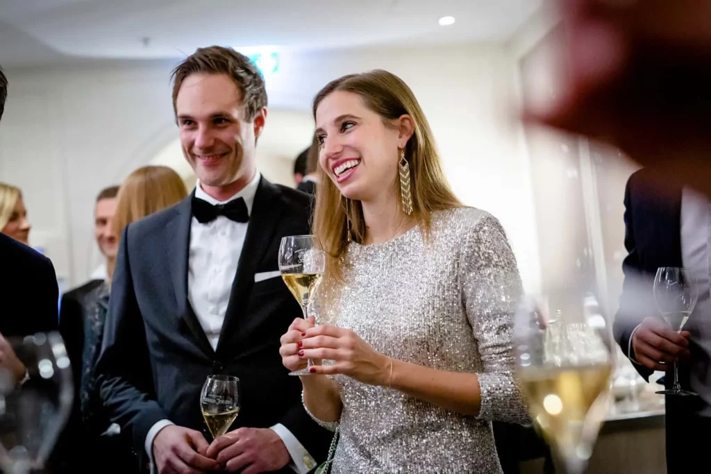 Lächelnde Frau im glitzernden Kleid bei einer eleganten Abendveranstaltung