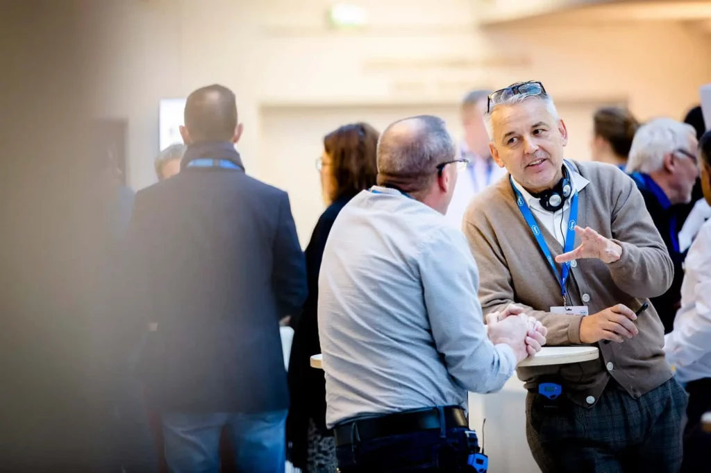 Geschäftsleute im Gespräch auf einer Konferenz