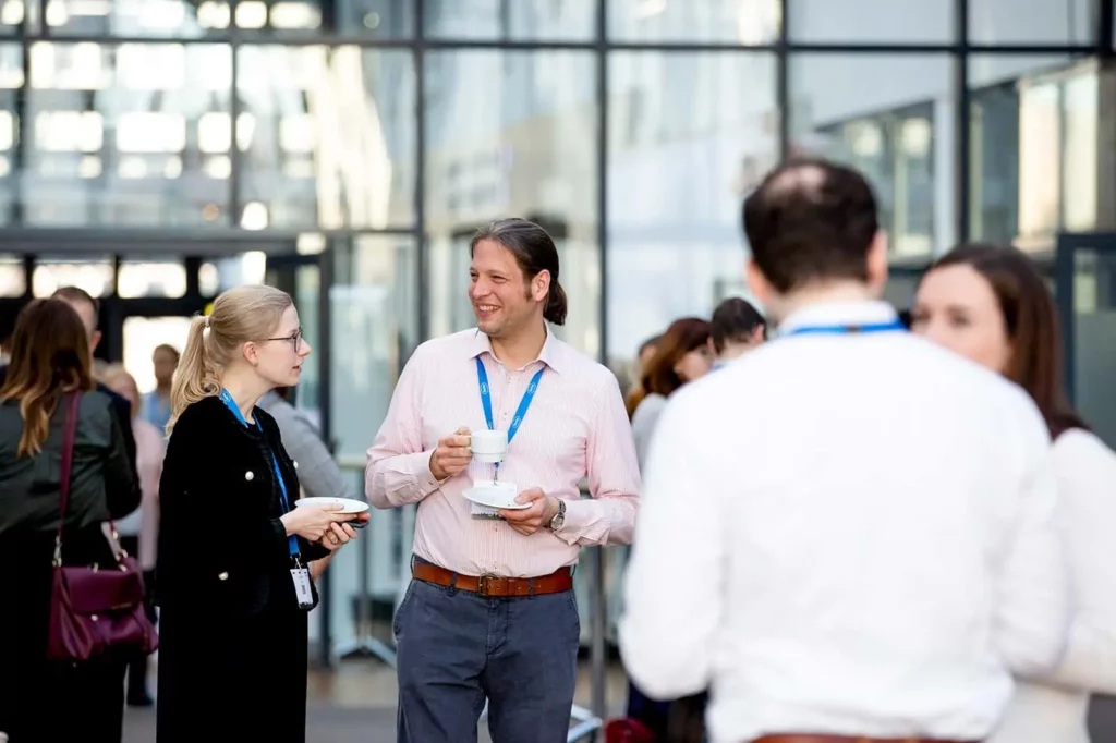 Menschen unterhalten sich auf einer Konferenz in einem modernen Gebäude