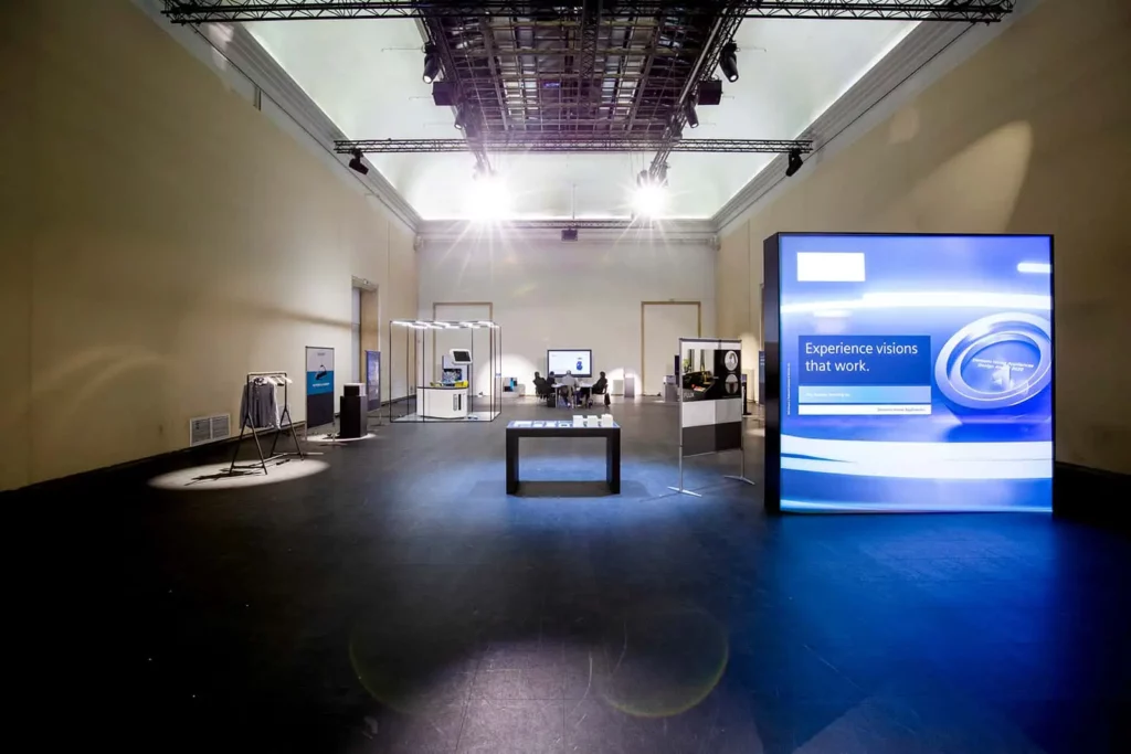 Moderne Ausstellungshalle mit interaktiven Bildschirmen und Exponaten