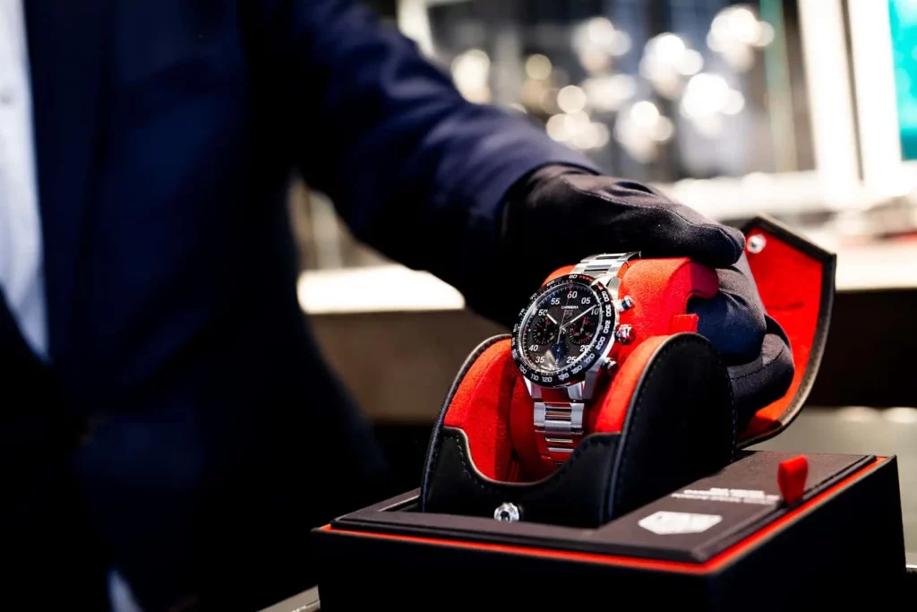 Luxuriöse Uhr im geöffneten Etui auf Verkaufstheke