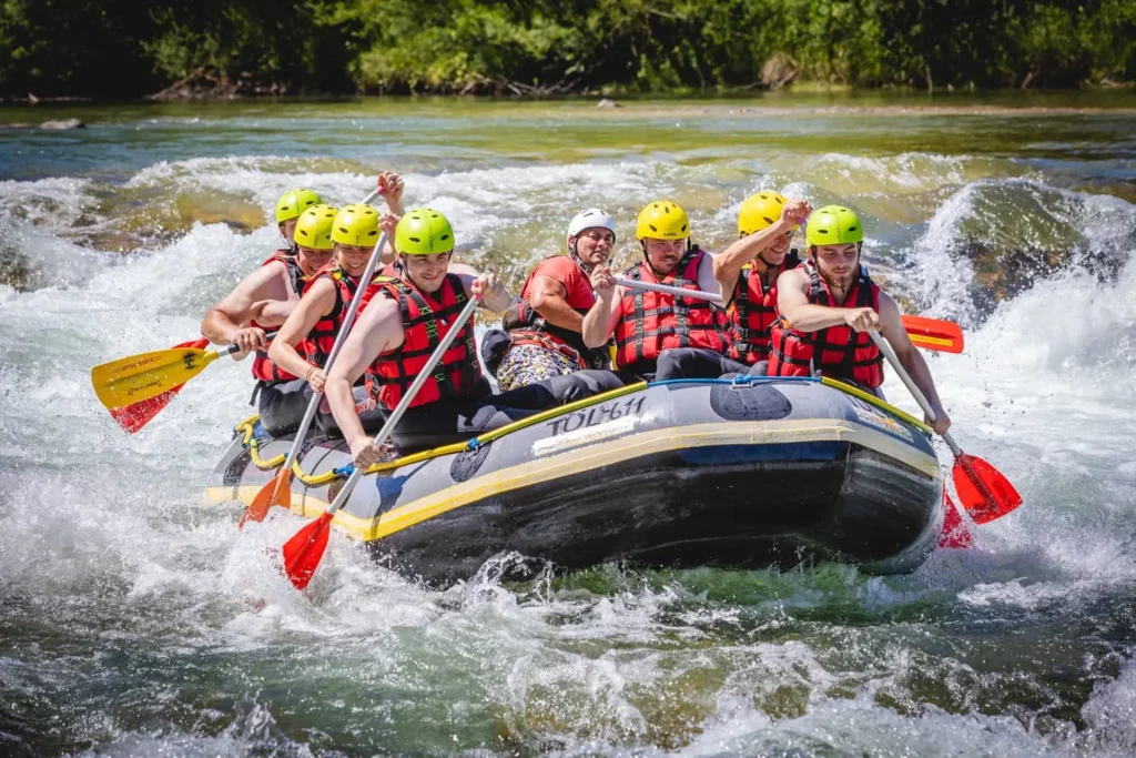 Gruppe beim Wildwasser-Rafting auf einem reißenden Fluss