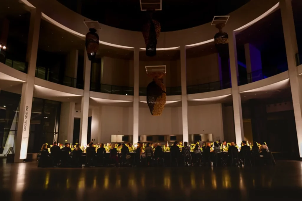 Elegantes Abendessen in modernem Veranstaltungsraum mit abendlicher Beleuchtung