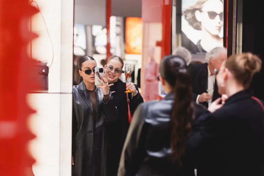 Zwei Frauen machen ein Selfie beim Einkaufen in einem modernen Geschäft