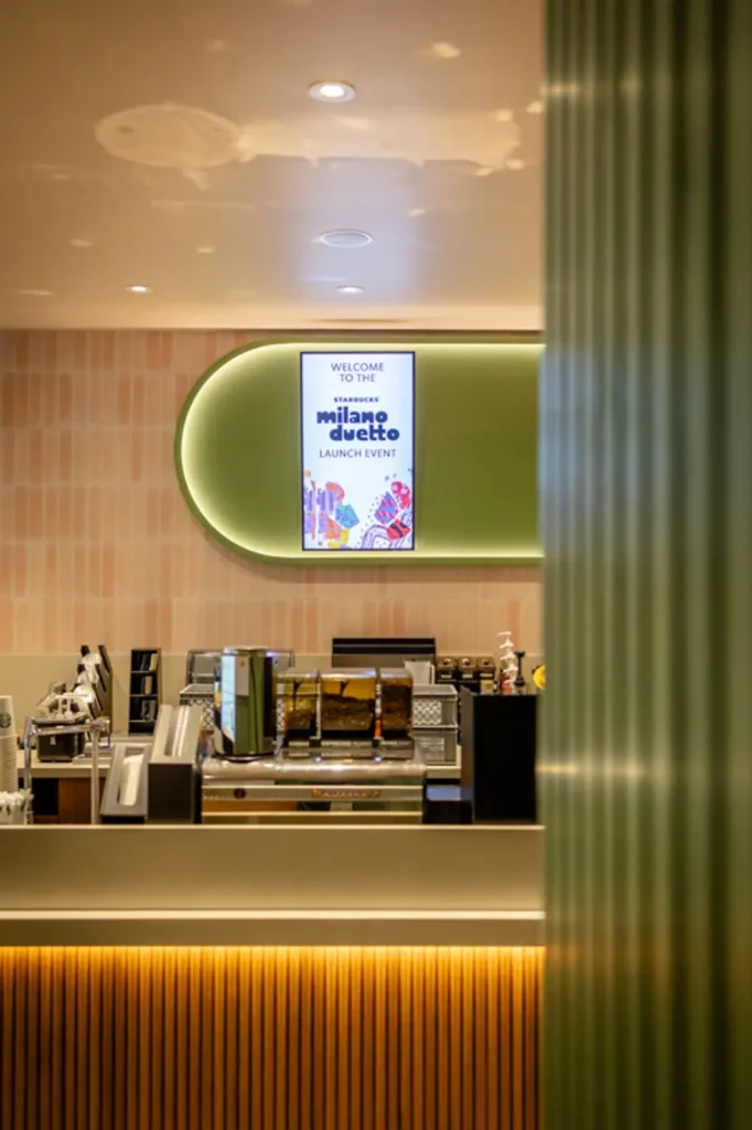 Moderne Kaffeebar mit beleuchtetem Menübildschirm