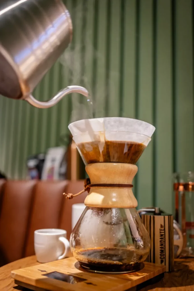 Handaufgebrühter Kaffee im Chemex-Filter mit Holzmanschette