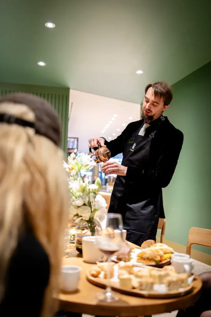 Kellner serviert Espresso in einem modernen Café