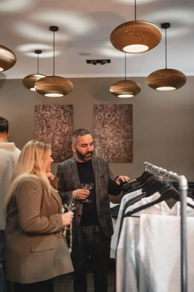 Menschen in einem Bekleidungsgeschäft bei einer informellen Präsentation