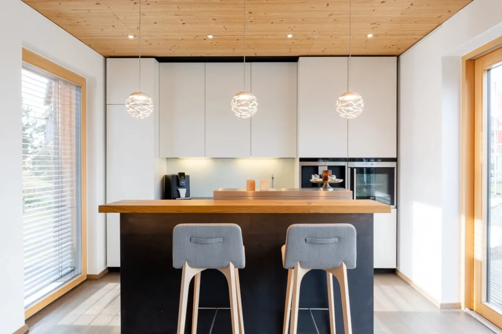 Moderne Küche mit Holzdecke und Insel