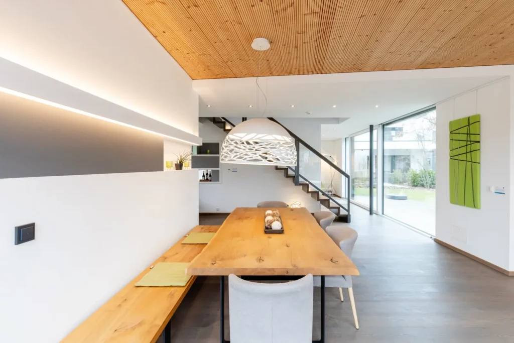 Moderne Esszimmer mit Holzdecke und großem Fenster