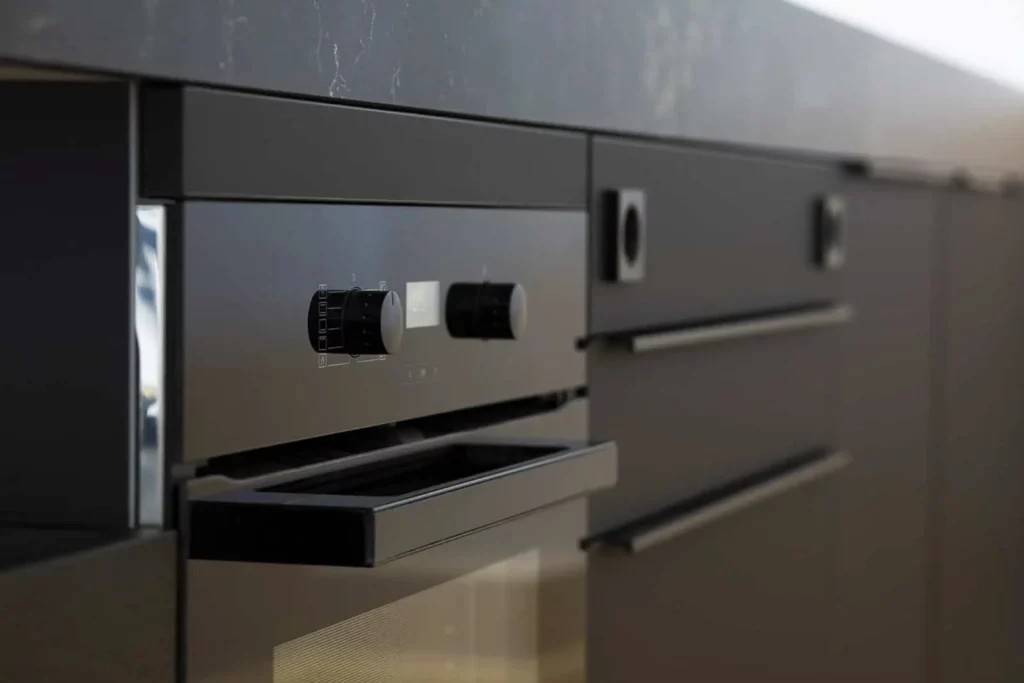 Moderne Küchengeräte mit stilvoller schwarzer Verkleidung