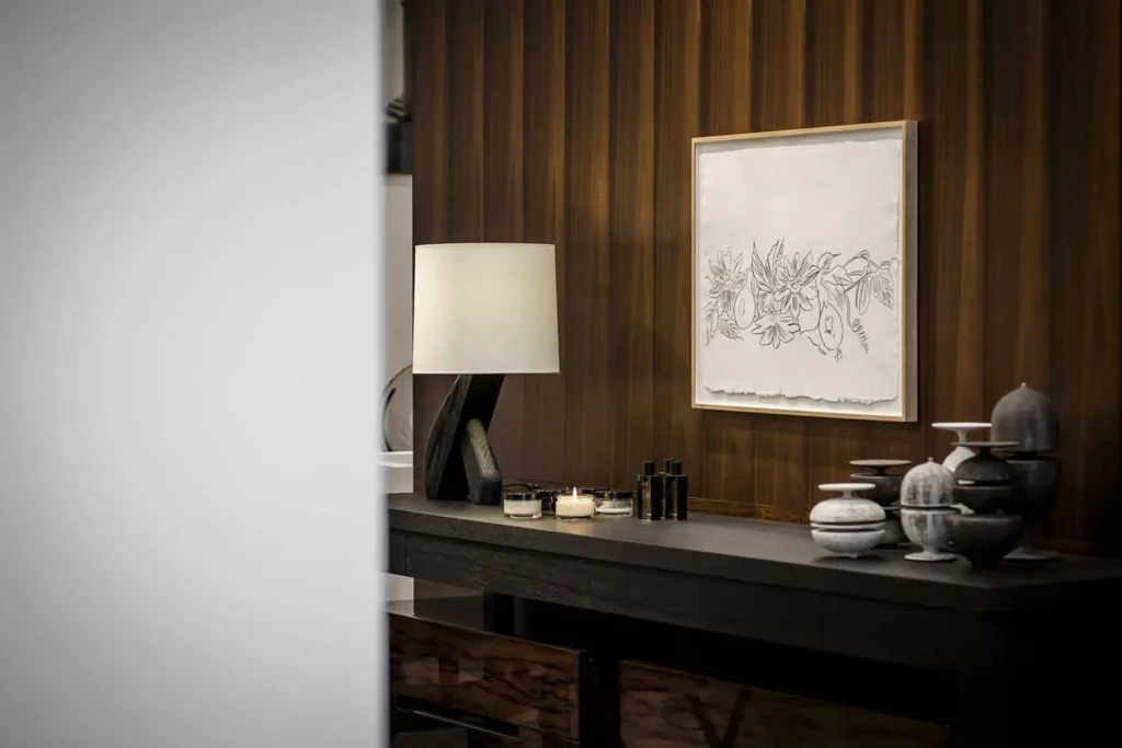 Schicker Wohnbereich mit Holzvertäfelung und modernen Dekorationselementen