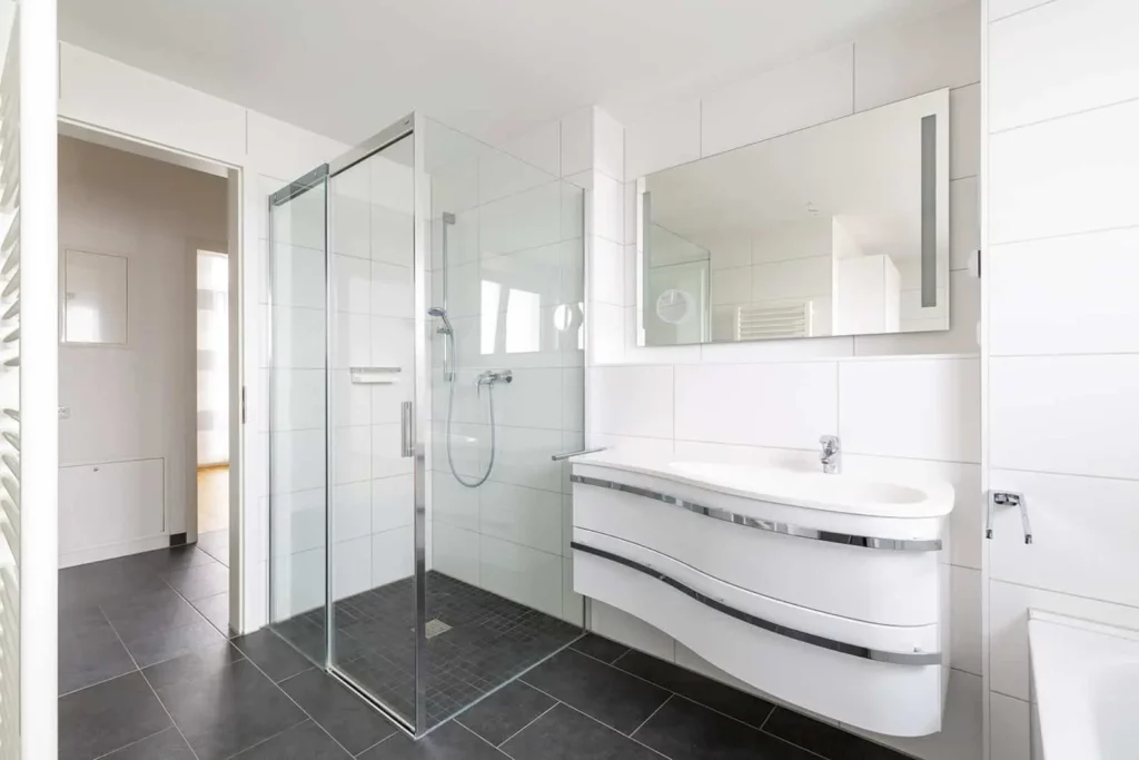 Moderne Badezimmer mit Glasdusche und geschwungenem Waschbecken