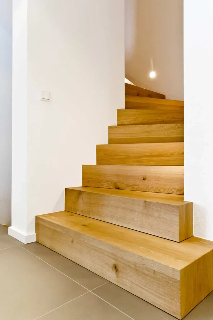 Moderne Holztreppe in minimalistischem Design