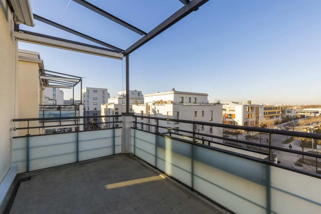 Moderne Dachterrasse mit Blick auf städtische Wohngebäude
