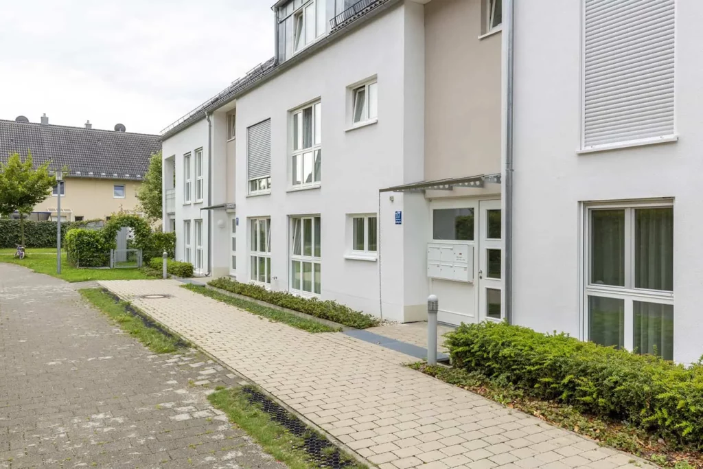 Moderne Wohnanlage mit gepflegter Fassade und Grünflächen in ruhiger Wohngegend