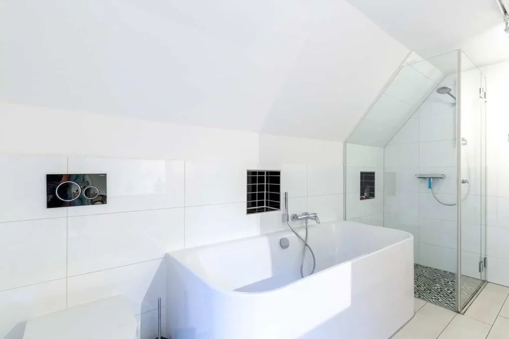 Moderne Badgestaltung mit freistehender Badewanne und Duschkabine