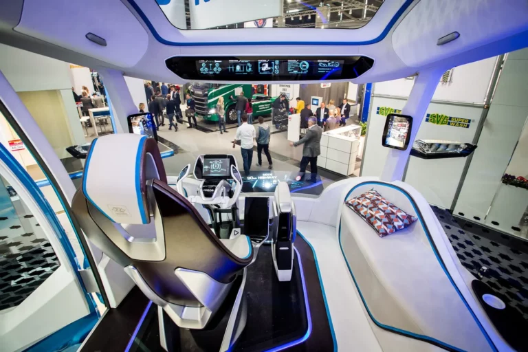 Innenraum eines futuristischen selbstfahrenden LKWs auf einer Messe