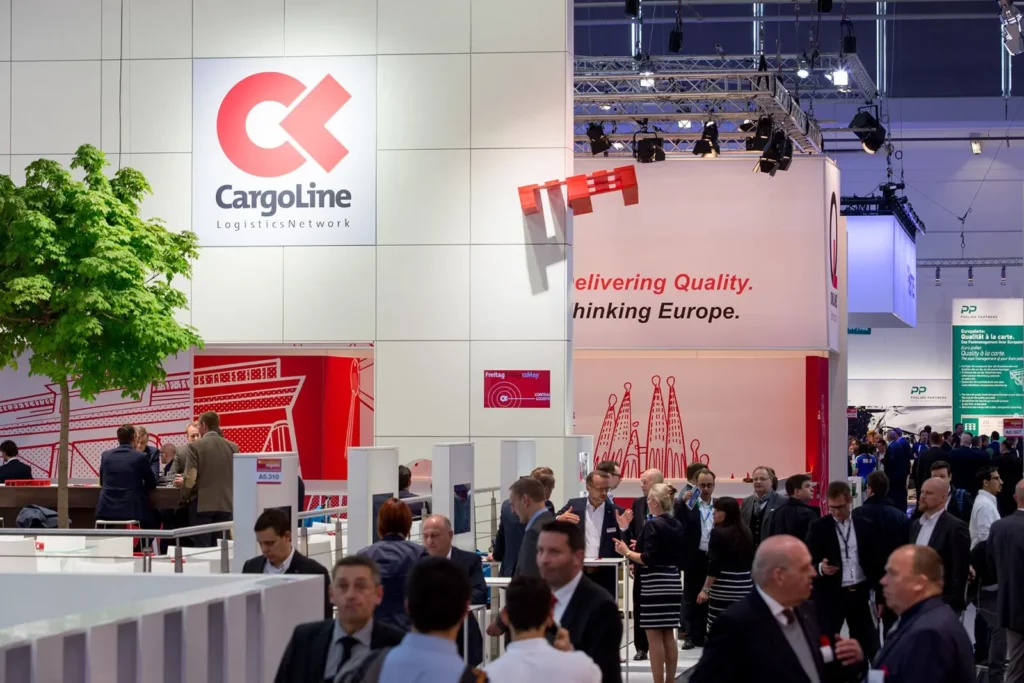 Geschäftsleute auf einer Logistikmesse in einem Messestand von CargoLine