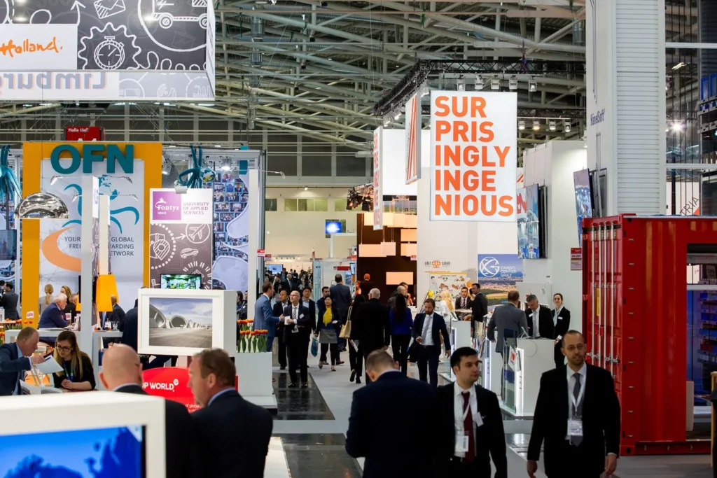 Geschäftsleute auf internationaler Messe mit innovativen Ständen