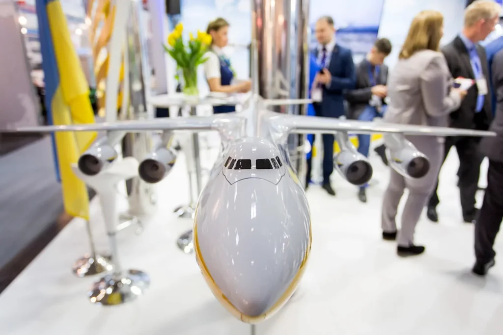 Nahaufnahme eines Flugzeugmodells auf einer Messe