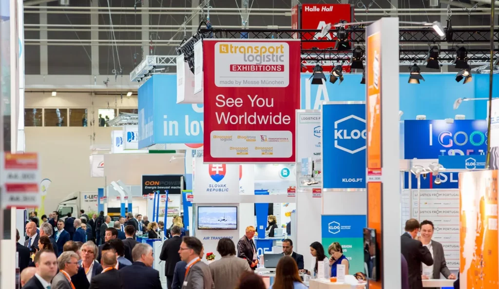 Transport Logistic Messe mit Menschen und Ständen in Halle