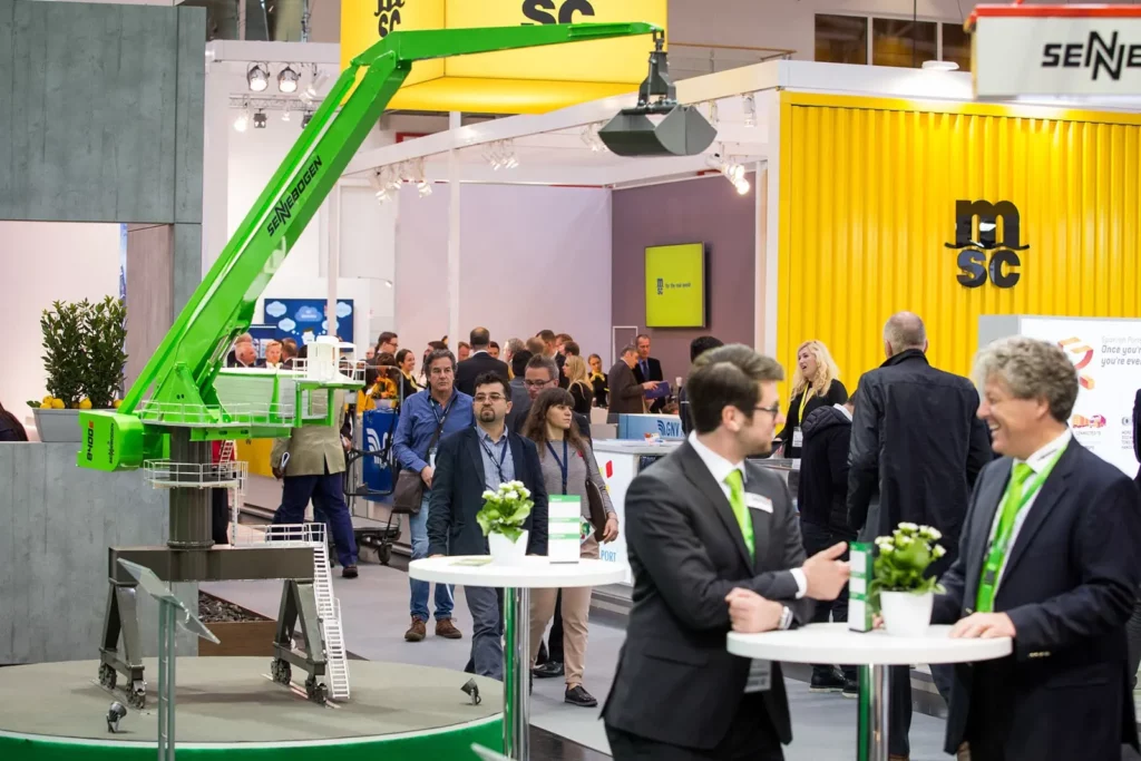 Moderne Messe über innovative Hebetechnologien mit Besuchern
