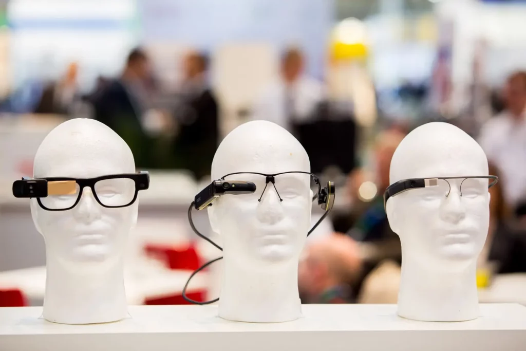 Drei digitale Brillen auf Schaufensterpuppen bei Technologiemesse