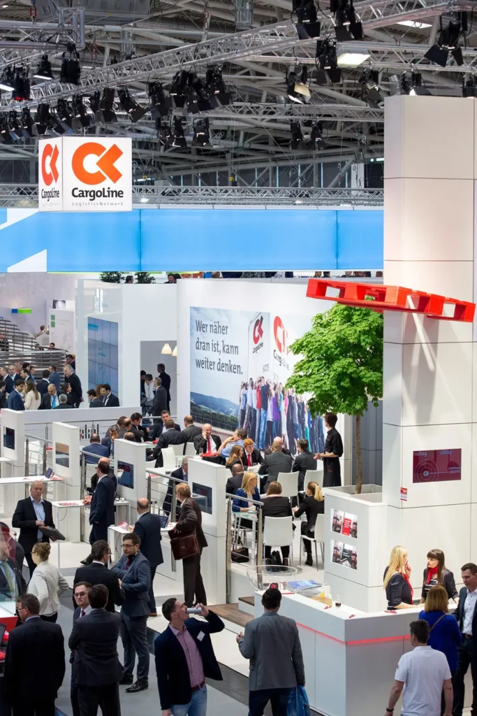 CargoLine Messestand mit vielen Besuchern auf einer Fachmesse