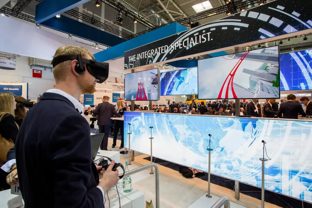 Person mit VR-Brille erkundet virtuelle Ausstellung auf Messe