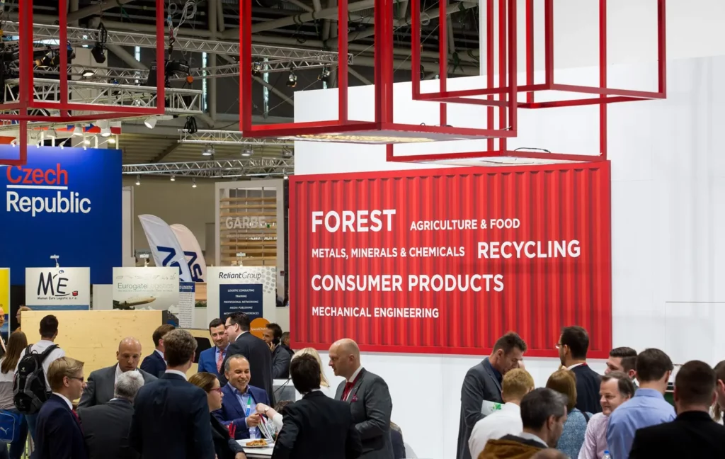 Industrieausstellung mit Networking und thematischen roten Containern