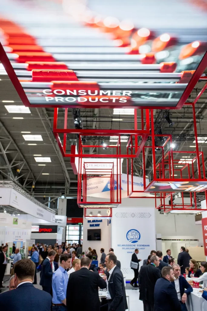 Geschäftsleute auf einer internationalen Messe für Konsumgüter