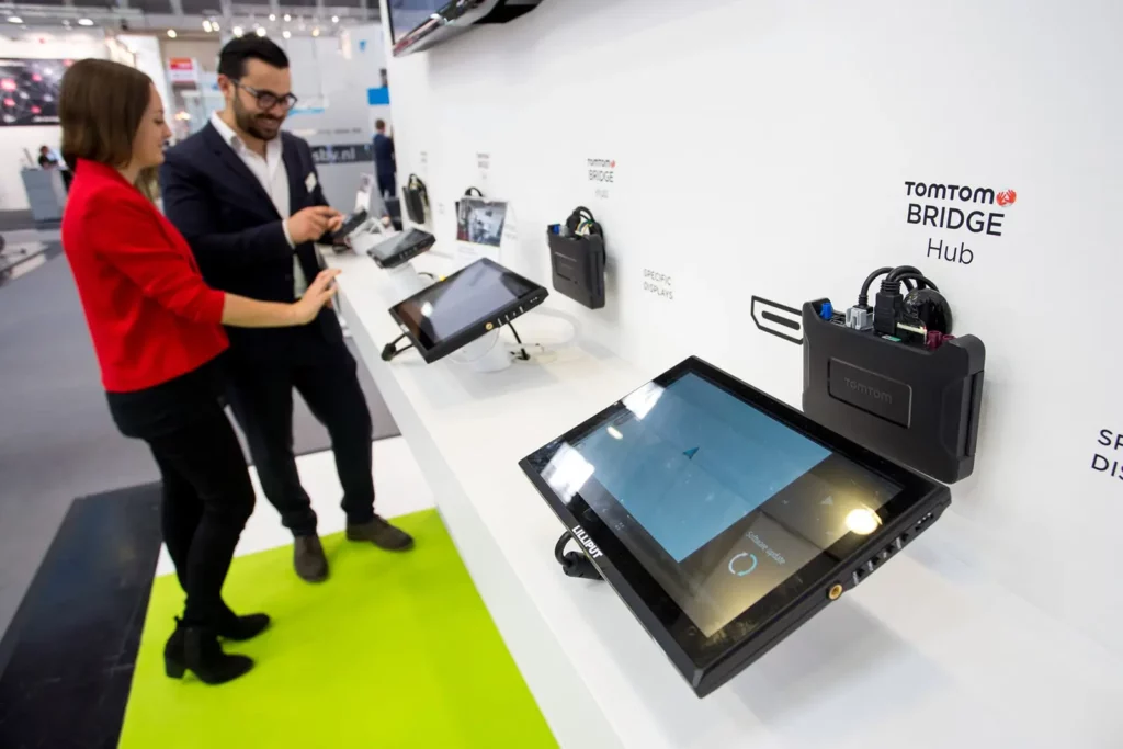 Interaktive Ausstellung von TomTom Navigationsgeräten auf Technologie-Messe