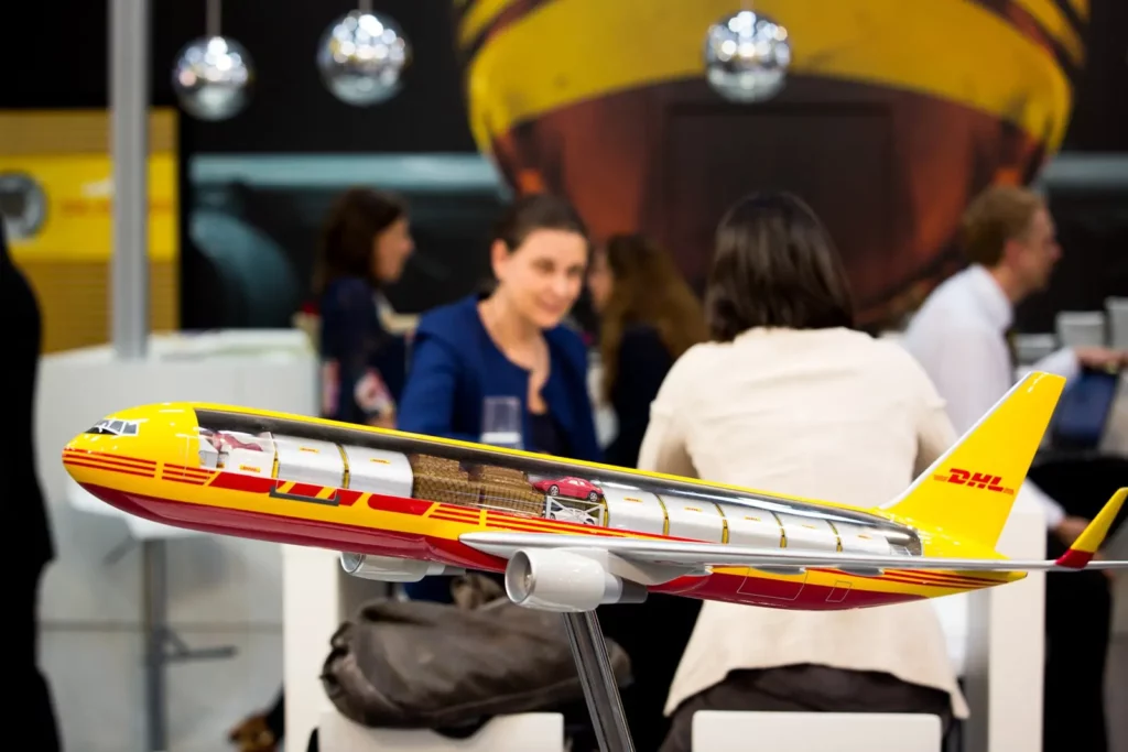 Modell eines gelben DHL-Frachtflugzeugs auf Messe