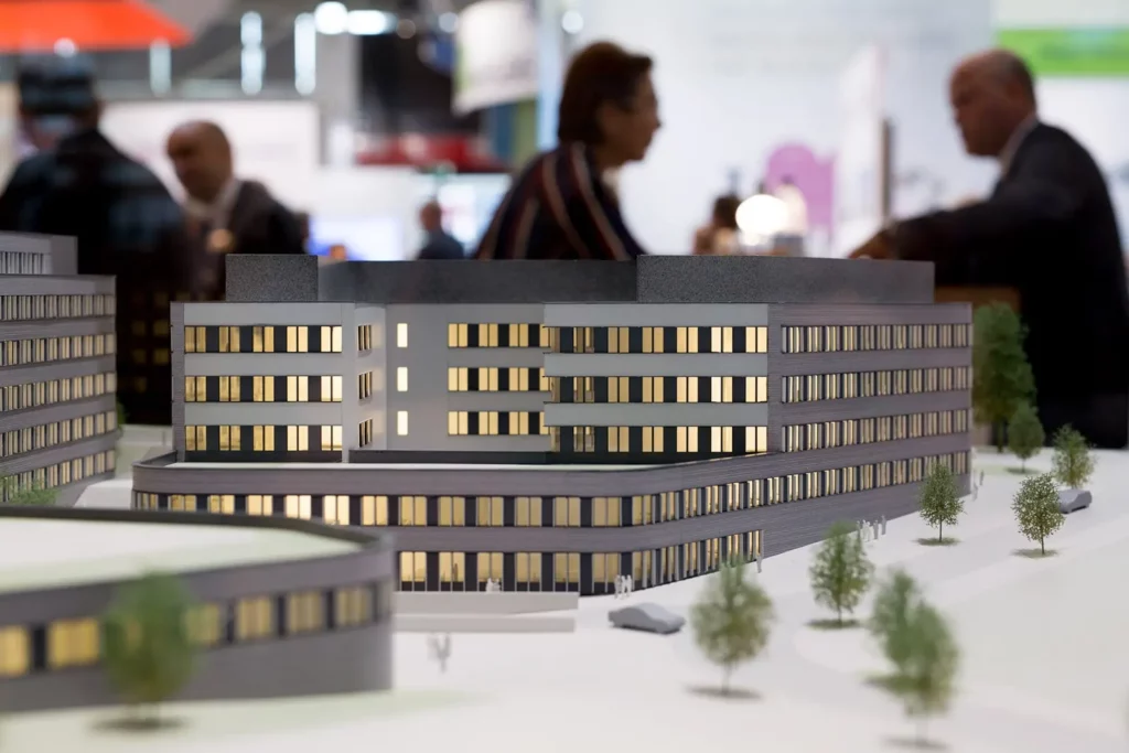 Architekturmodell eines modernen Bürogebäudes bei Nachtbeleuchtung