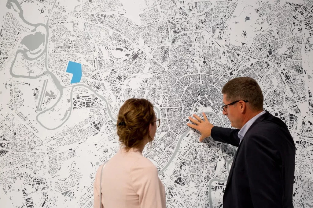 Personen betrachten Stadtplan Karte, Stadtentwicklung Analyse