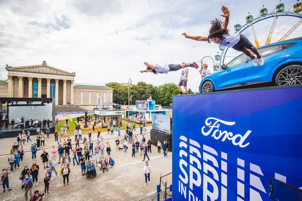 Stuntshow auf Auto bei Open-Air-Event in München