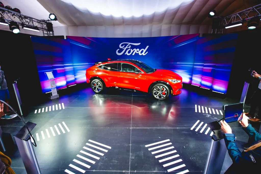 Roter Ford Mustang Mach-E auf einer Automobilausstellung
