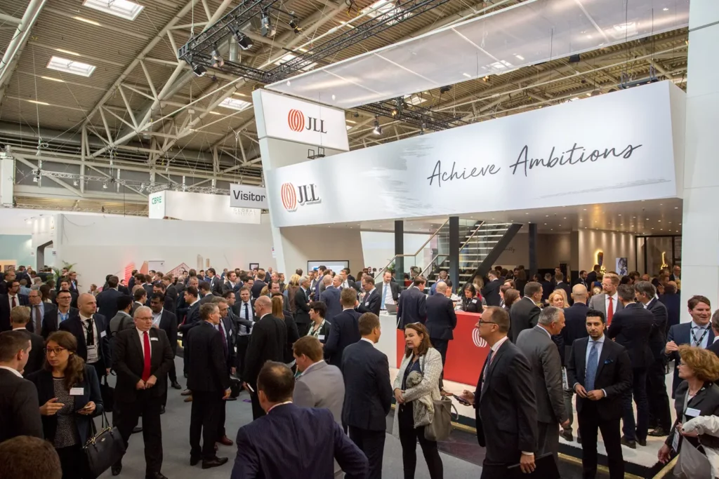 Menschenmenge bei einer Immobilienmesse in einer großen Ausstellungshalle