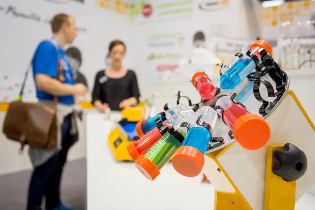 Bunte Laborflaschen auf einem Tisch auf einer Messe