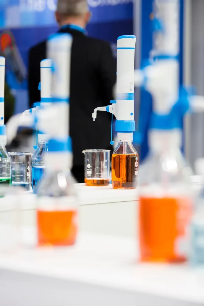 Laborgeräte und Flüssigkeiten in einem Laborumfeld bei einer Messe