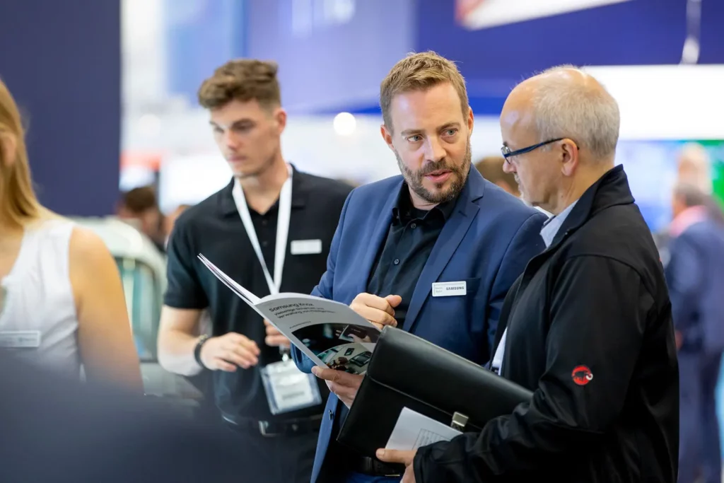 Geschäftstreffen auf einer Messe mit Fachleuten im Gespräch