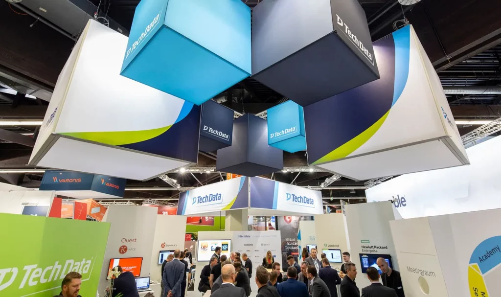 Messestand mit TechData-Logos und Besuchern auf einer Technologieausstellung