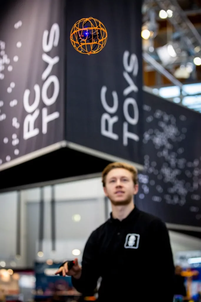 Mann demonstriert RC-Spielzeugdrohne auf Messe