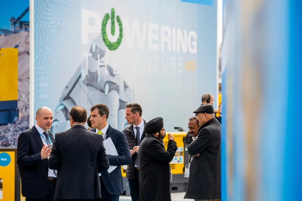 Personen in Business-Gesprächen auf einer Messe mit Technologie- und Energie-Themen