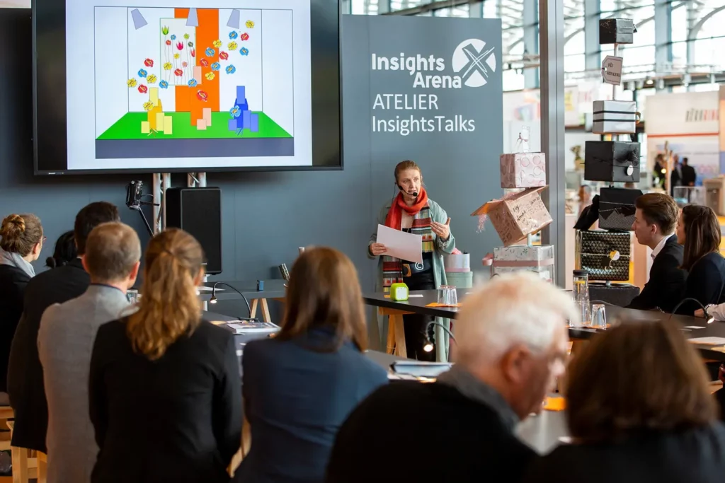 Menschen hören einem Vortrag auf einem Messe-Event zu