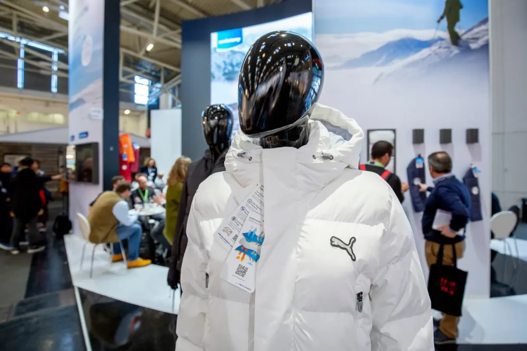 Messestand mit modischen weißen Daunenjacken