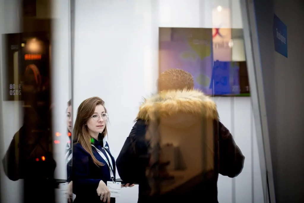 Mann und Frau bei Geschäftsgespräch vor Glasbüro